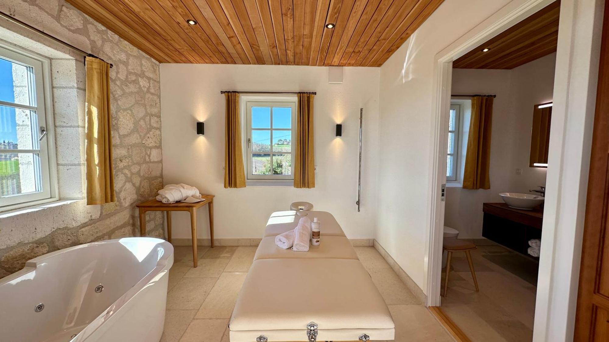 Chateau Lecusse - La Grande Roche - Hotel, Spa, Boutique & Restaurant Broze 외부 사진